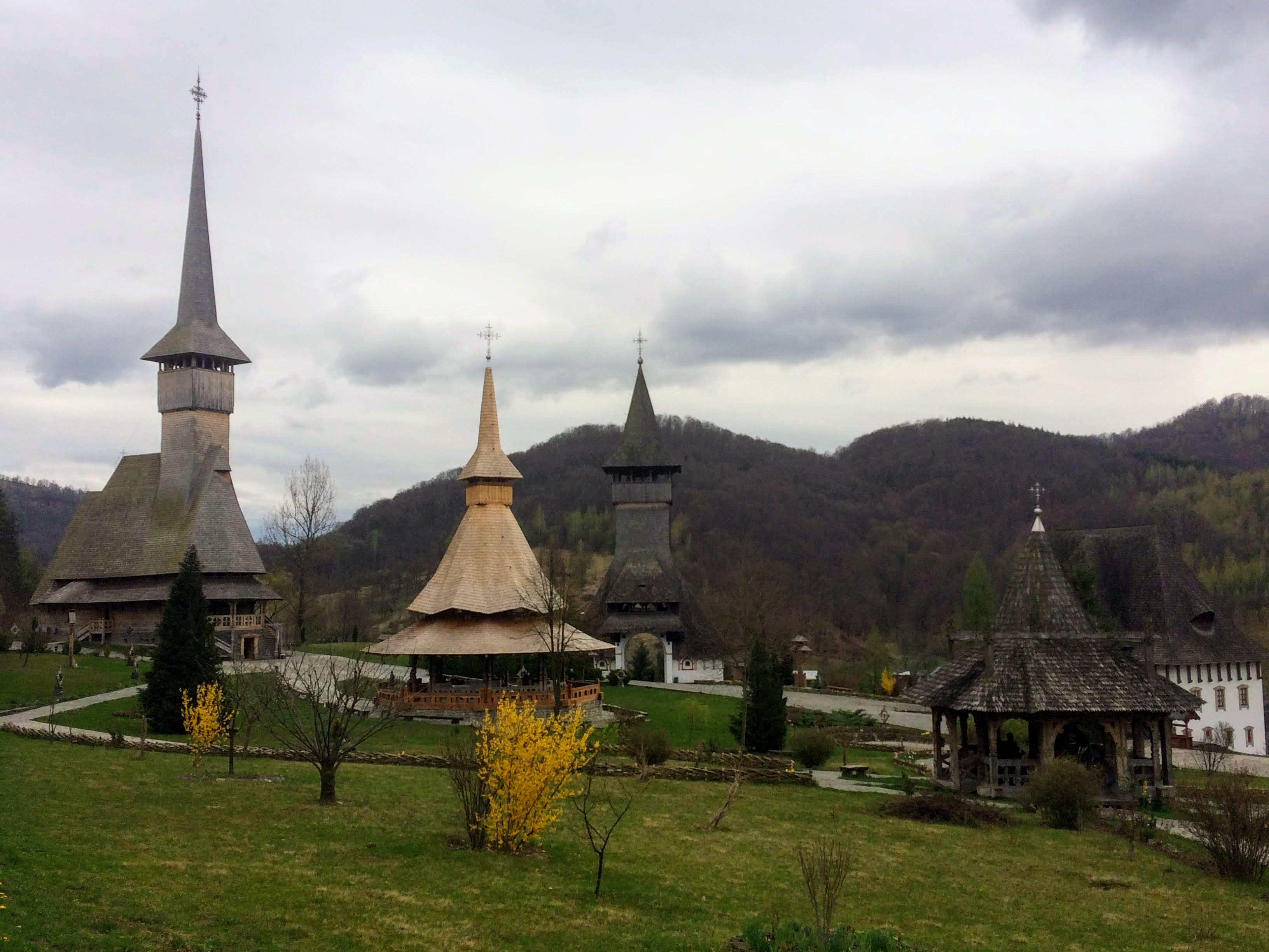 ルーマニア】1950年代で時が止まった村へ。マラムレシュ地方の木造修道院に感動。 Ça voir! －さぼわーる－