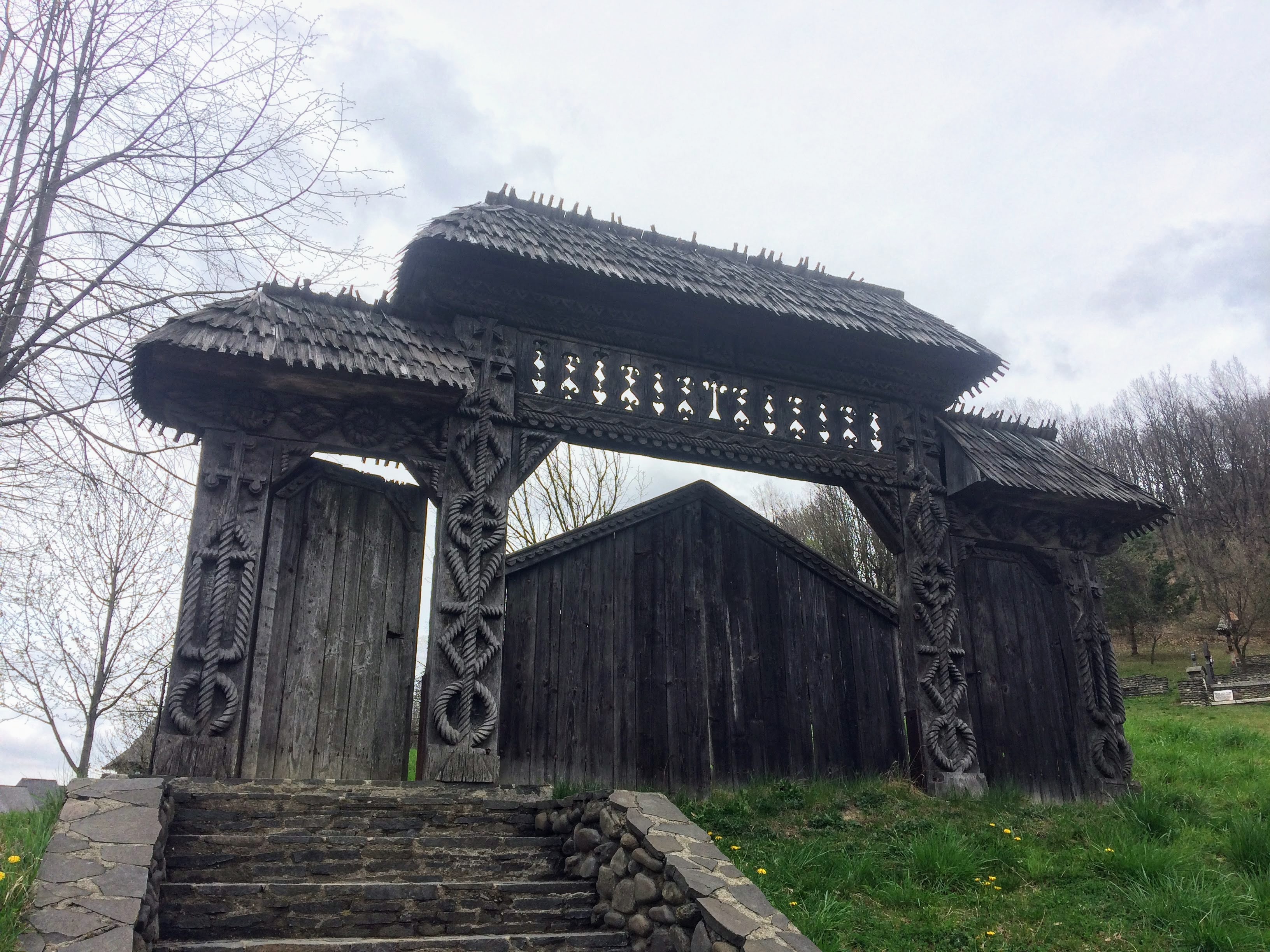 ルーマニア】1950年代で時が止まった村へ。マラムレシュ地方の木造修道院に感動。 Ça voir! －さぼわーる－