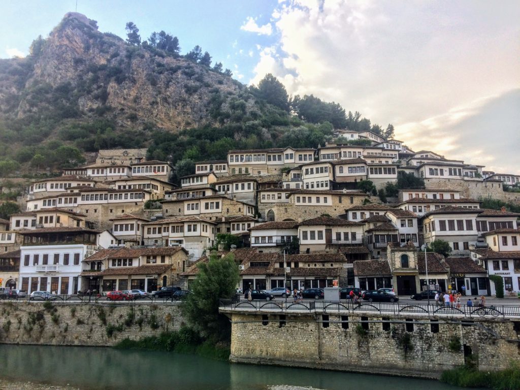アルバニアの完璧な世界遺産の町 ベラトの観光スポット 魅力を語りたい アクセス おすすめホステル Ca Voir さぼわーる