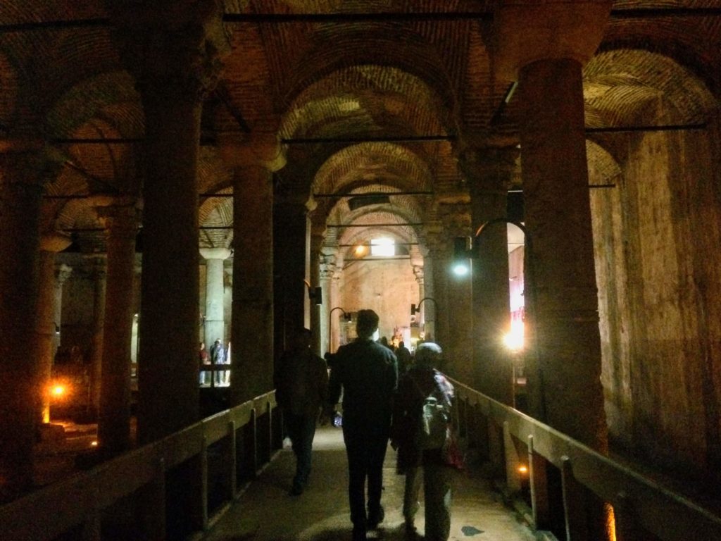 イスタンブールの地下宮殿で1500年前の地底世界の旅へ 見どころ アクセス 料金 Ca Voir さぼわーる