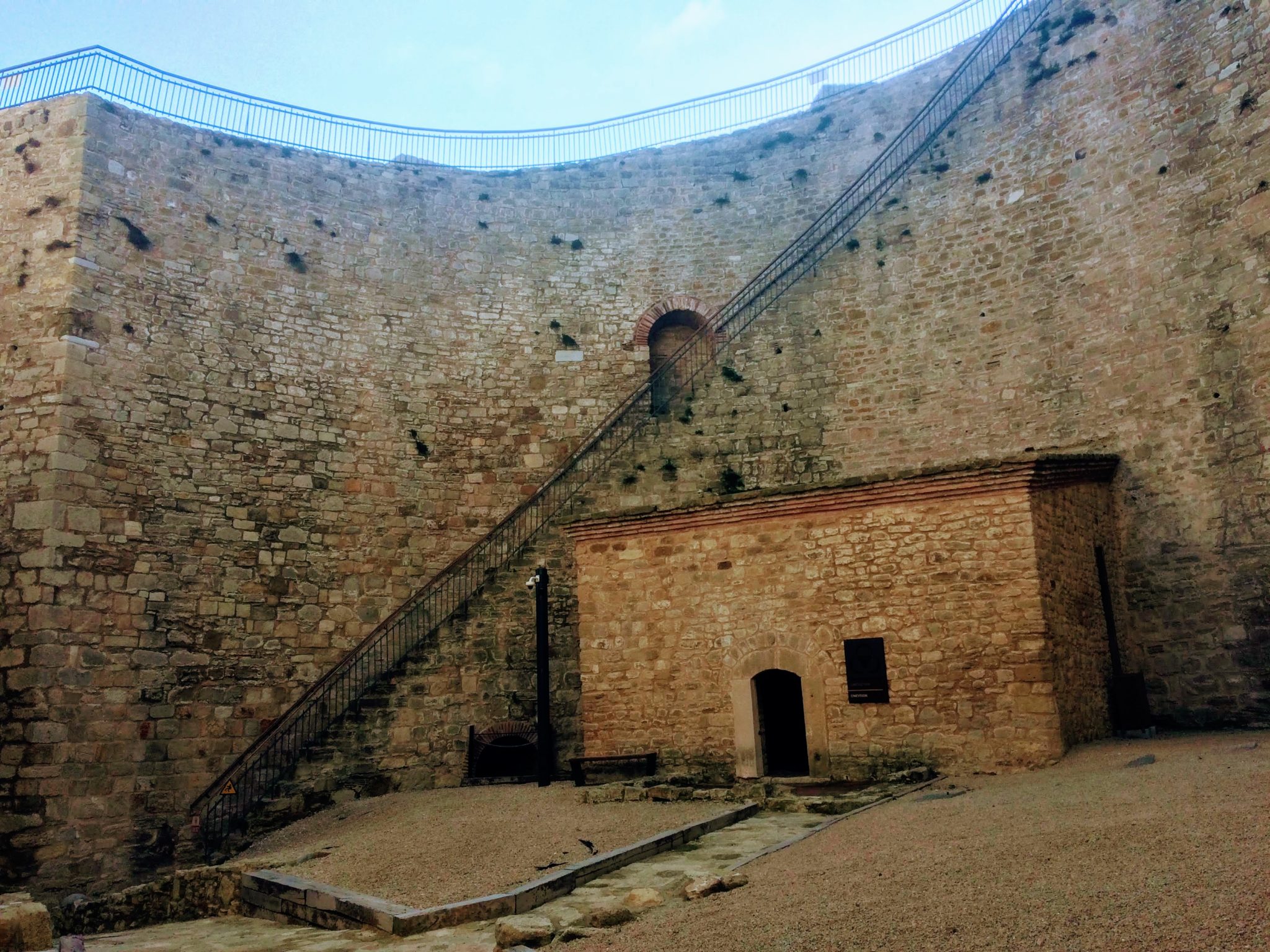 第一次世界大戦の激戦地。トルコ・ガリポリ半島のキリトバヒルで圧巻の城に出会う。 Ça voir! -さぼわーる-